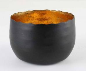 Teelichthalter aus Metall Farbe matt schwarz, innen mit Farbfolie aus gekleidet, standfest und sehr stabil, stimmungs 