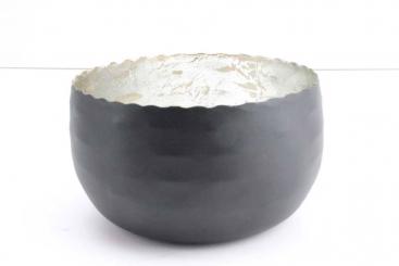 Teelichthalter aus Metall Ø 16cm H9cm Farbe matt schwarz, innen mit Silber-Farbfolie aus gekleidet, standfest und silber